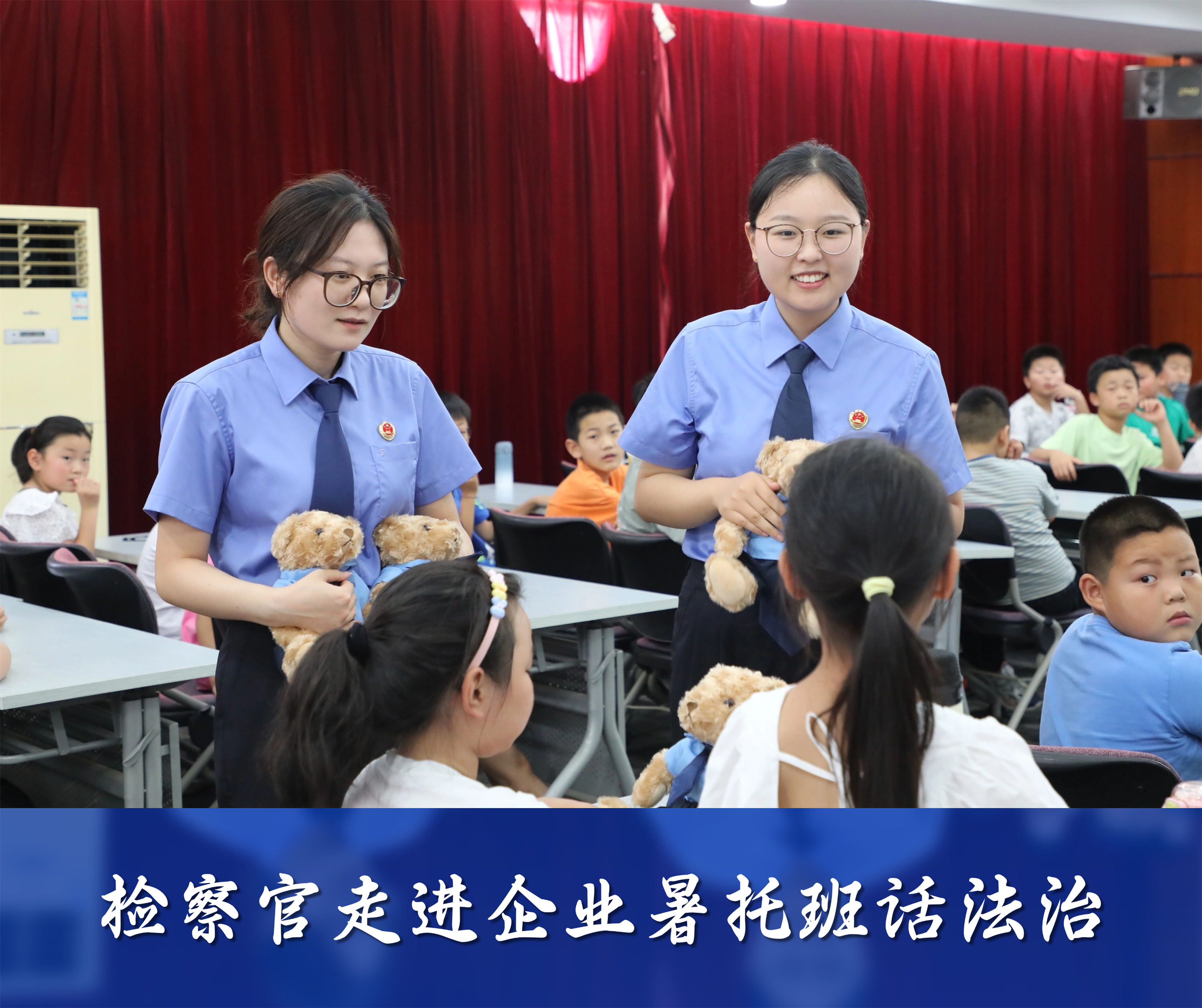 最新社會新聞熱點重磅消息解讀資訊通知海報.png